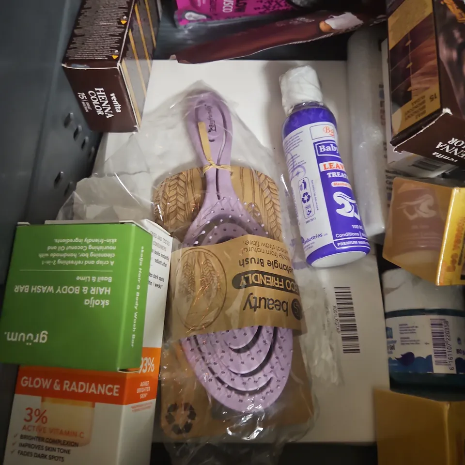 APPROXIMATEY 20 ASSORTED HEALTH AND BEAUTY PRODUCTS TO INCLUDE - GIVE ME BLONDE SHOT - KINKY-CURLY CURLING CUSTARD - PURITO OAT CALMING GEL CREAM - ETC