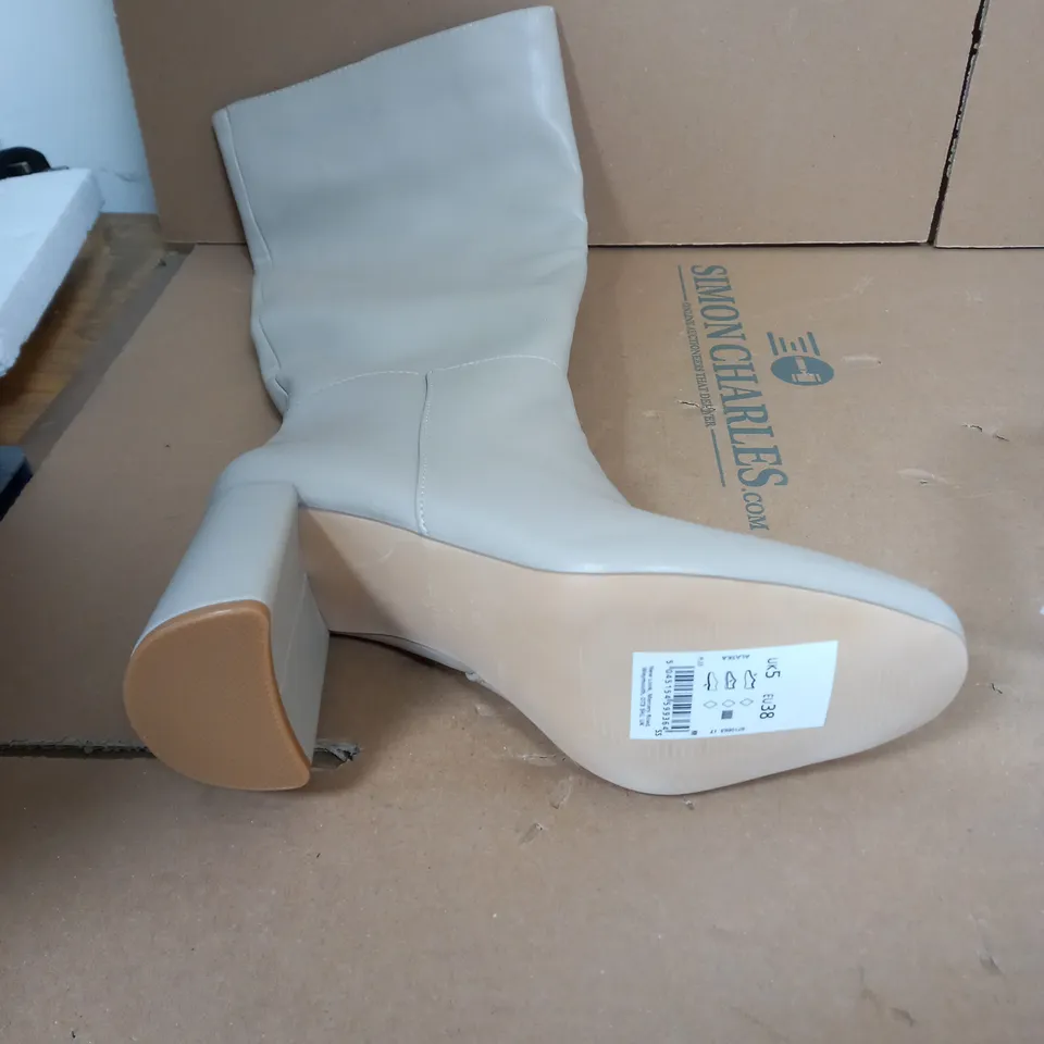 LEATHER LOCK STRETCH BLOCK HEEL - SIZE 5