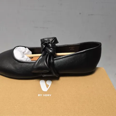 BOXED V BY VERY BLACK SIZE 5