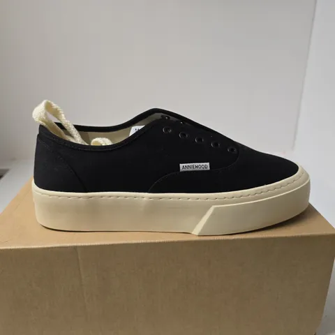 ANNIEHOOD BLACK/WHITE LACE UPS UK 9 BOXED