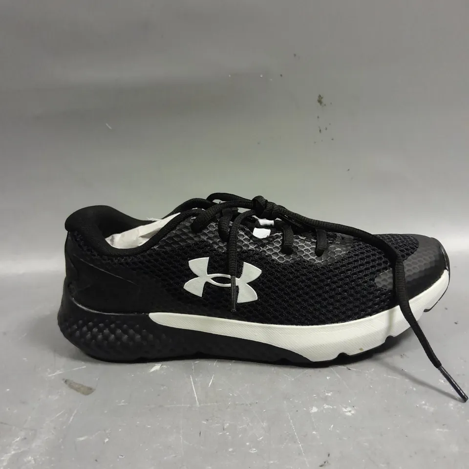 PAIR OF UNDER ARMOUR BLACK TRAINERS - 5.5