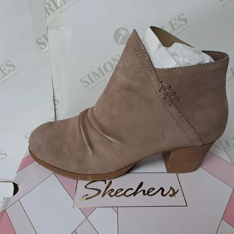 BOXED SKECHERS BIEGE HEELED ZIPPED BOOTS SIZE 6