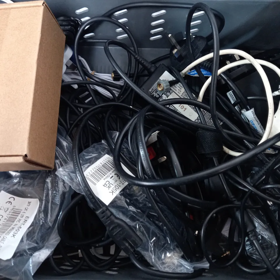BOX OF APPROXIMATELY 8 ASSORTED ITEMS TO INCLUDE - MAGEGEE G12 MOUSE - HDMI SWITCH - LOGI TECH MOUSE ECT