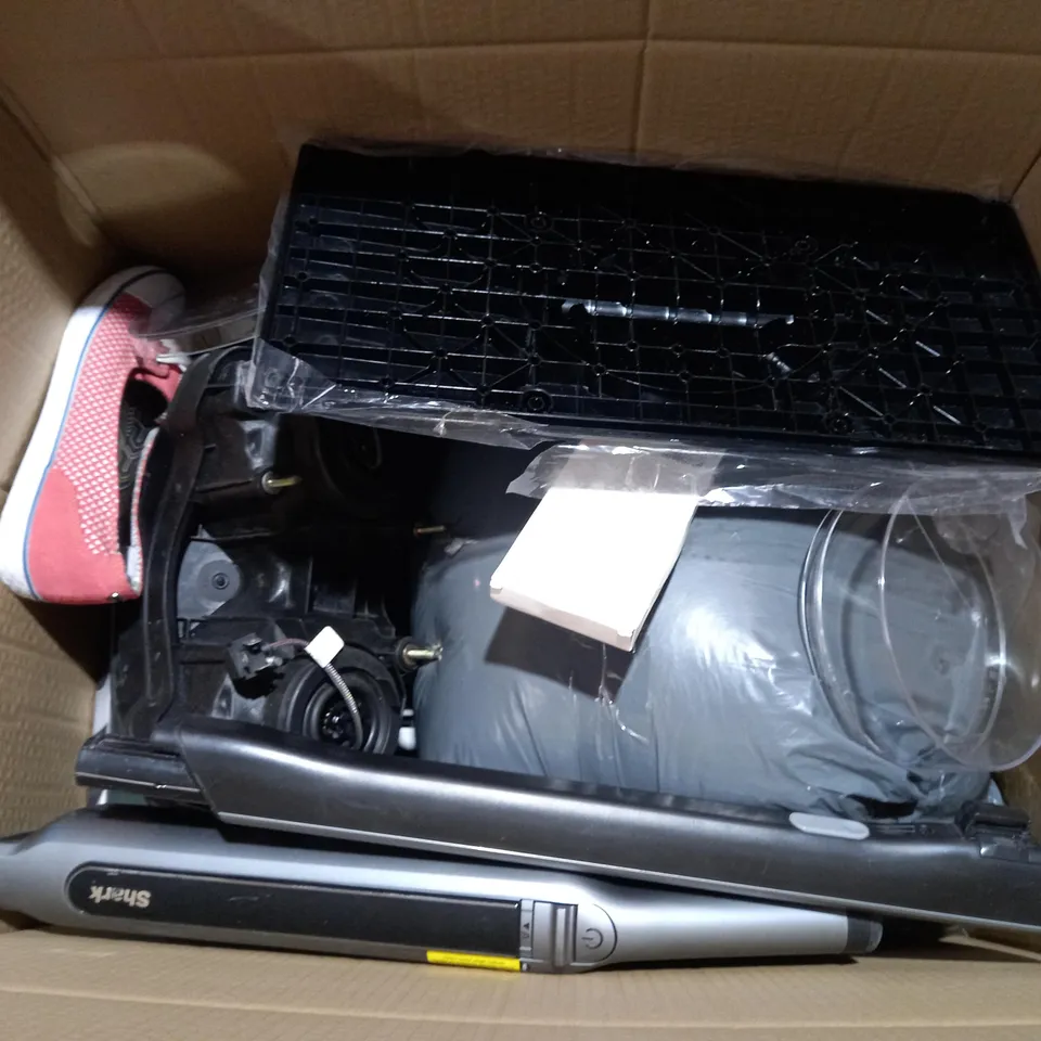 BOX OF APPROX 5 ASSORTED ITEMS TO INCLUDE - SUZUKI BIKE LIGHT - PC HEADSET - HANDHELD VACUUM ECT