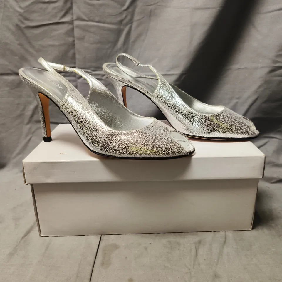 BOXED PAIR OF L.K. BENNETT PEEP TOE STILETTO HEEL SLINGBACK SANDALS IN METALLIC SILVER SIZE EU 40