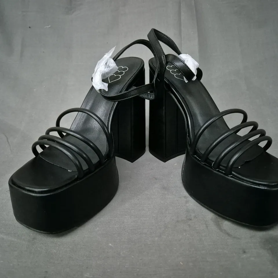 BOXED PAIR OF KOI OPEN TOE PLATFORM BLOCK HEEL SANDALS IN BLACK UK SIZE 7