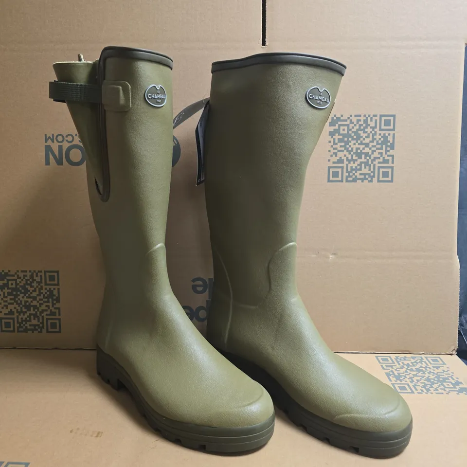 BOXED PAIR OF LE CHAMEAU 1927 VIERZON WELLINGTON BOOTS IN OLIVE SIZE UK 11