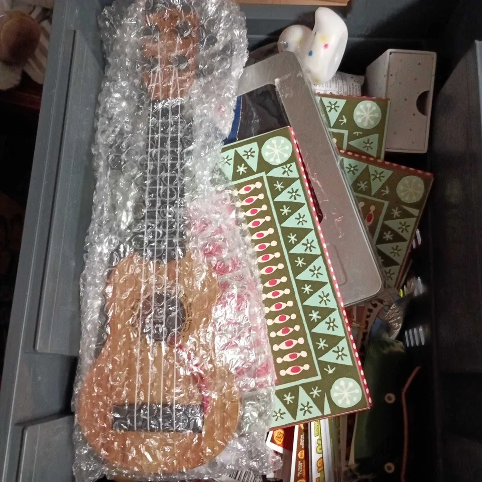 LARGE QUANTITY OF ASSORTED TOYS AND GAMES TO INCLUDE - KIDS BOOK, VOCAB CARDS & MOSHI MONTER TOPPS ETC