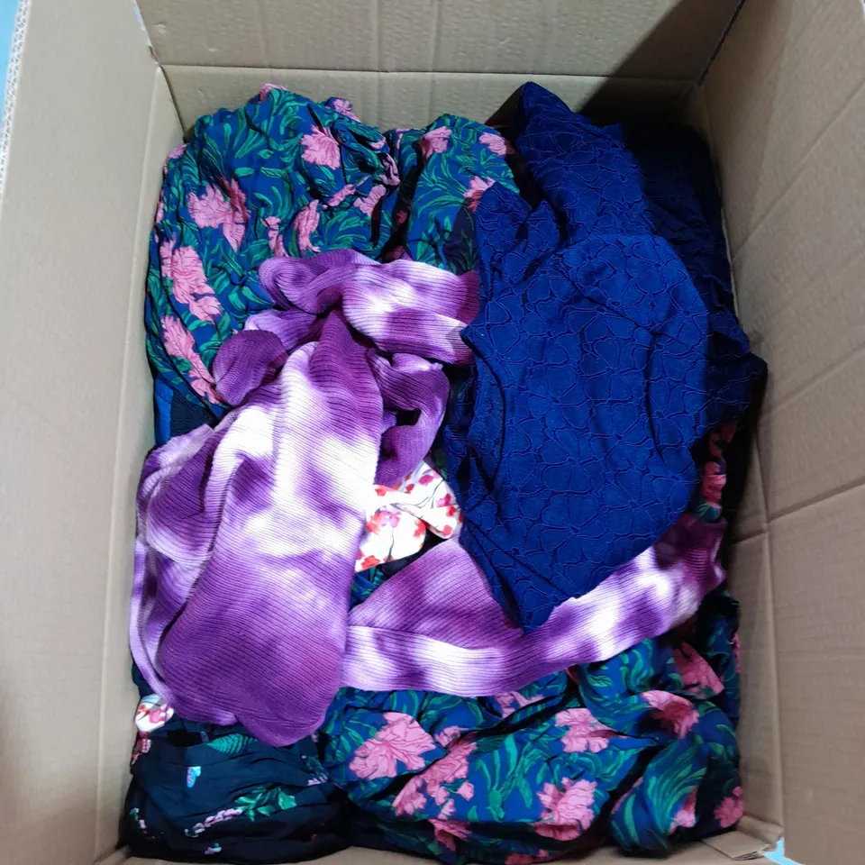 LARGE BOX OF ASSORTED CLOTHING ITEMS ALL IN DIFFRENT COLOURS AND SIZES 