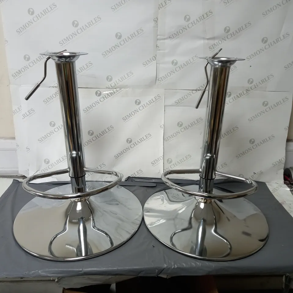 A BOXED PAIR OF BAR STOOLS WITH HEIGHT AJUST