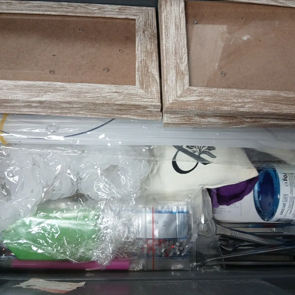 APPROXIMATELY 10 ASSORTED HOUSEHOLD ITEMS TO INCLUDE DIGITAL FRIDGE FREEZER THERMOMETER, COOLING GEL SHEET, ETC