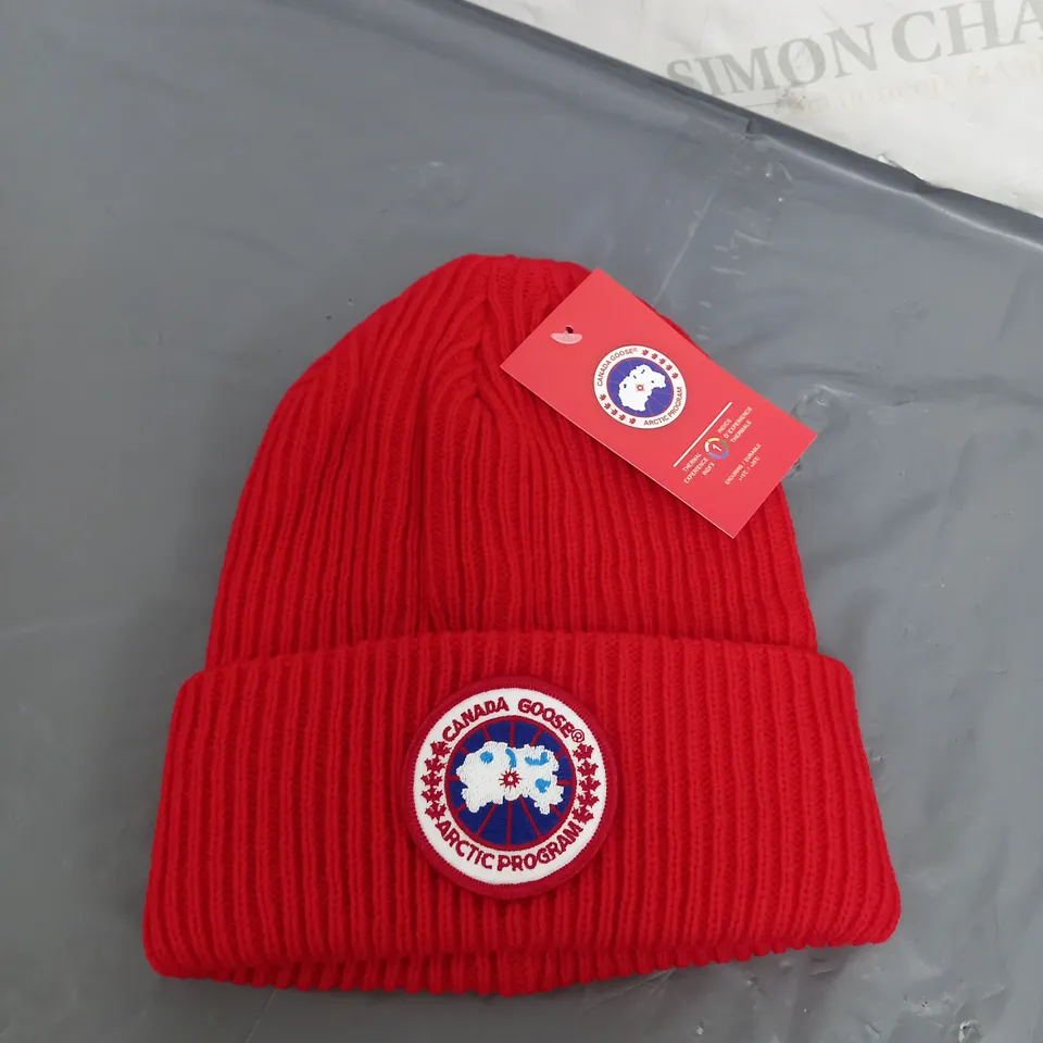 CANADA GOOSE BEANIE HAT IN RED