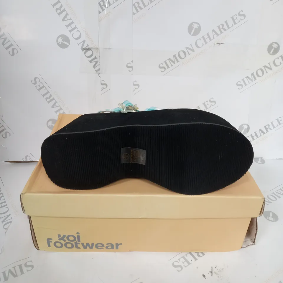 BOXED KOI FOOTWEAR FLYING WHISPERS BLUE PLAID BUTTERFLY SANDALS SIZE 5