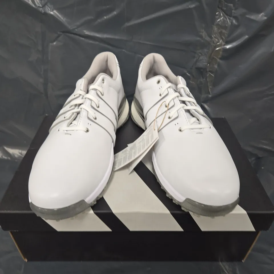 BOXED PAIR OF ADIDAS MENS TOUR360 25 SL TRAINERS IN WHITE - UK 10