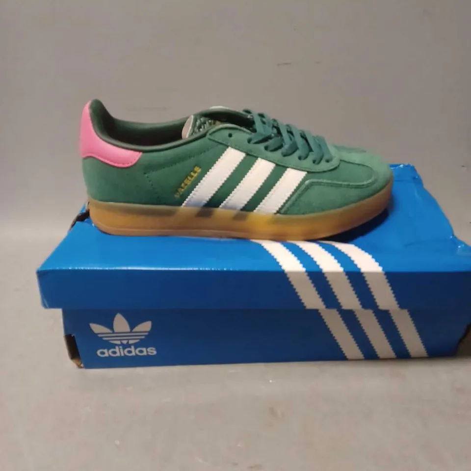 BOXED PAIR OF ADIDAS GAZELLE TRAINERS - 4.5