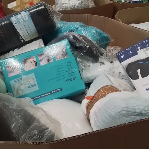 PALLET TO CONTAIN A LARGE ASSORTMENT OF PILLOWS AND CUSHIONS // BRANDS MAY VARY