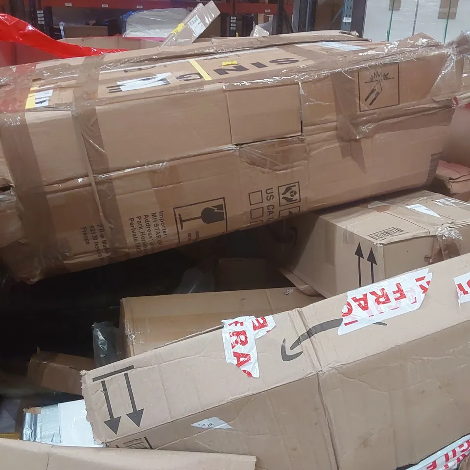 PALLET CONTAINING A LARGE QUANTITY OF ASSORTED ITEMS INCLUDING: HEAVY DUTY CLOTHES RACK, TENNIS RACKET SET, TEAK BATH TRAY, INSULATION BARREL ECT