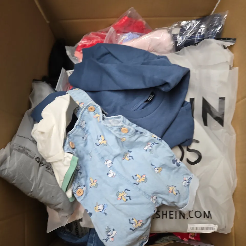 BOX OF APPROXIMATELY 35 ASSORTED KIDS CLOTHING ITEMS TO INCUDE - BAG, PYJAMAS, DRESS, ETC