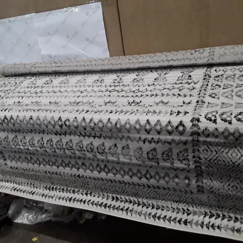 KACE GREY/BLACK/IVORY RUG 6'7" × 9'