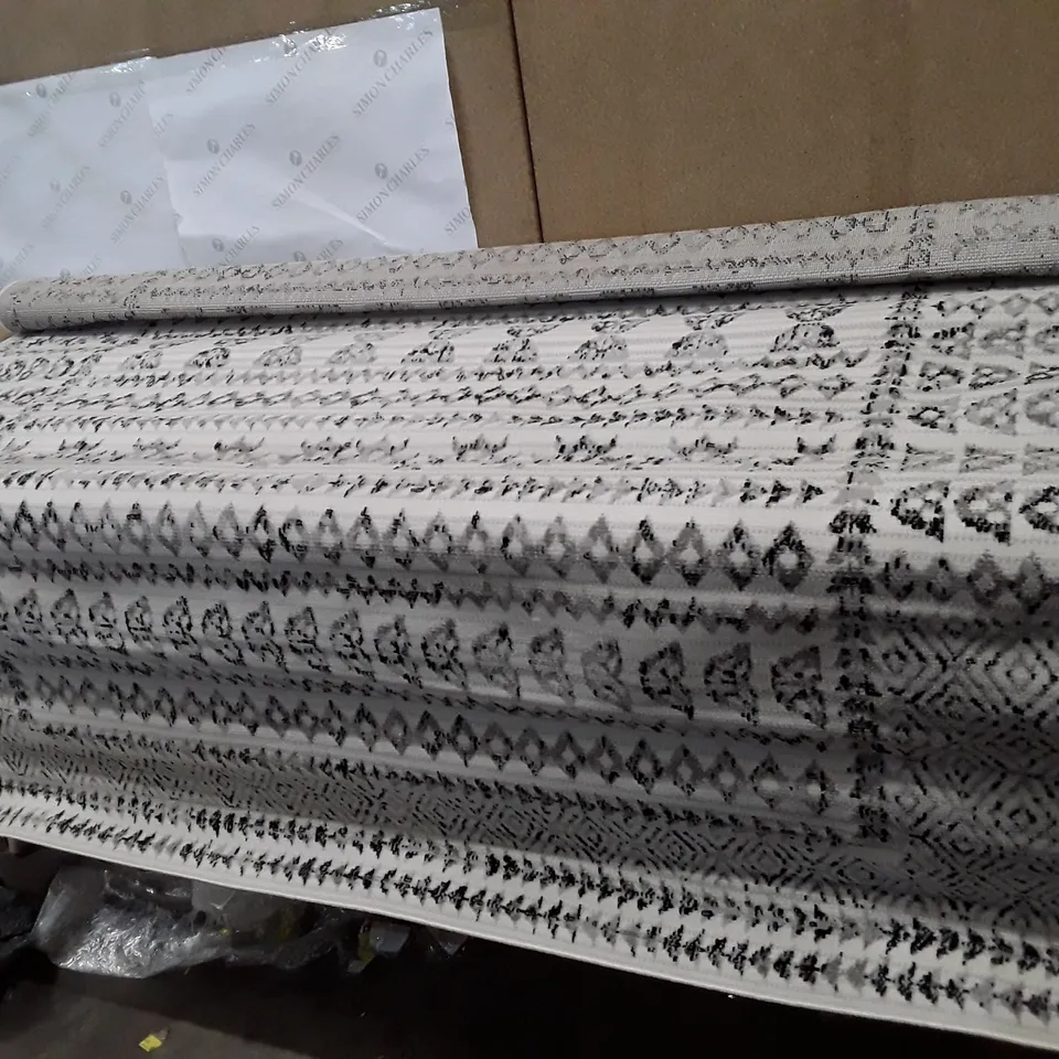 KACE GREY/BLACK/IVORY RUG 6'7" × 9'