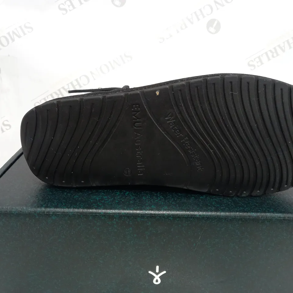 BOXED PAIR OF EMU AUSTRALIA SUMMERLANDS BOOTS BLACK SIZE 8