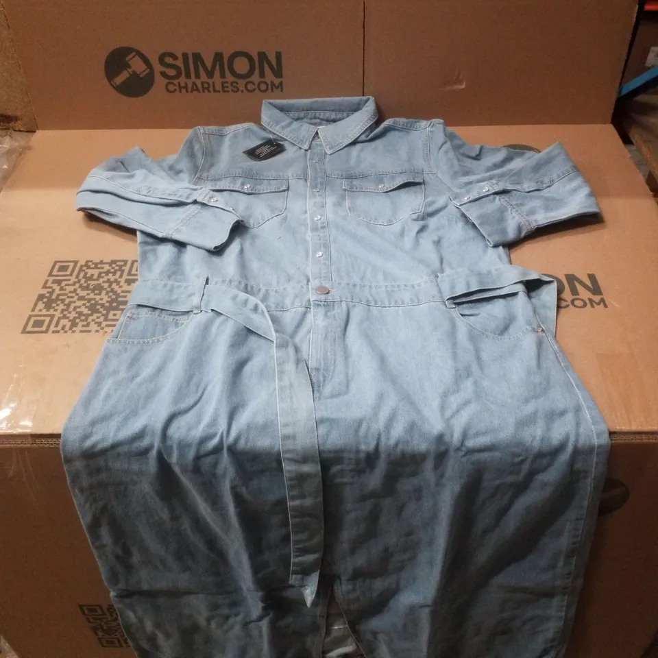 BOX CONTAINING APPROXIMATELY 5 BRAND NEW J D WILLIAMS LIGHT WASH SHIRT DRESSES - SIZE 18