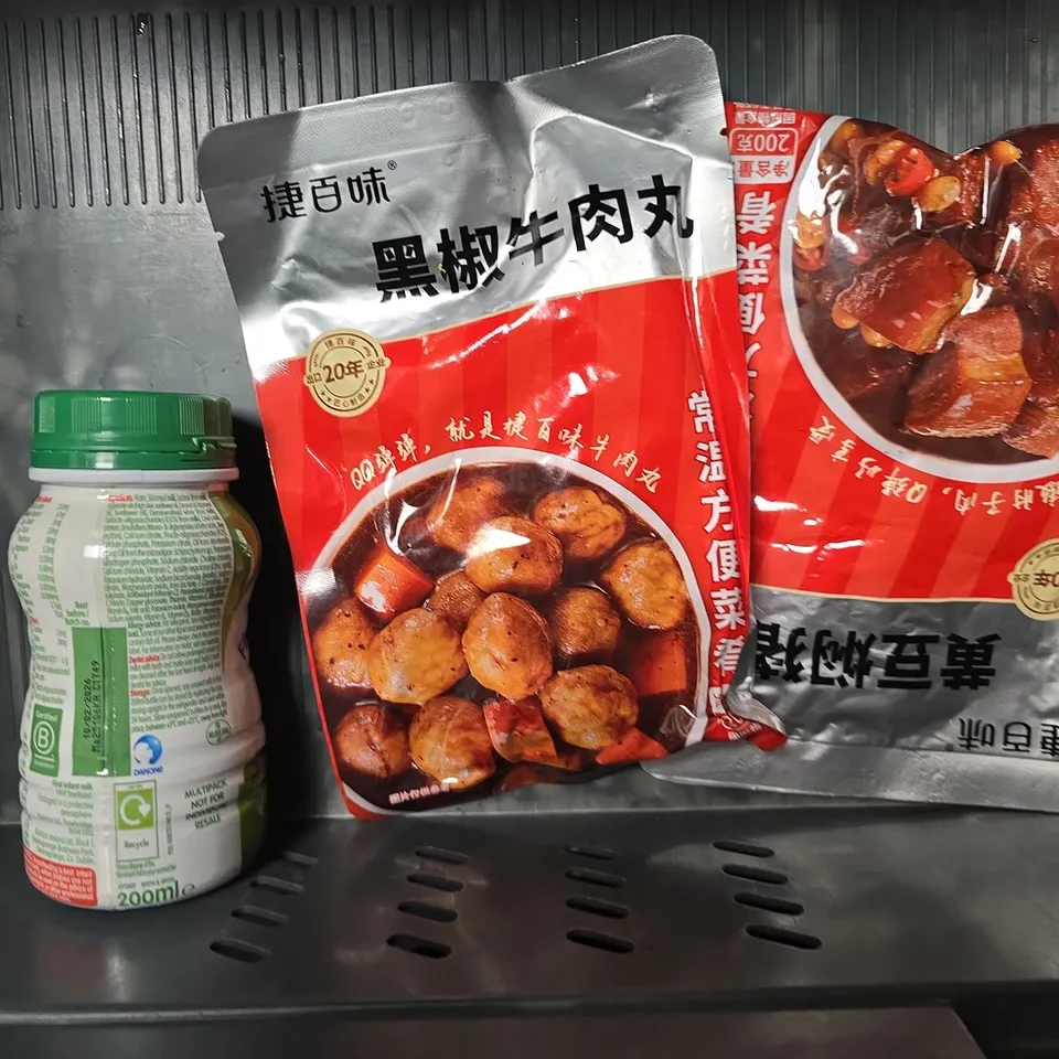 APPROXIMATELY 7 ASSORTED FOOD & DRINK ITEMS TO INCLUDE - COW & GATE INFANT MILK , HUEL CINNAMON SWIRL ETC