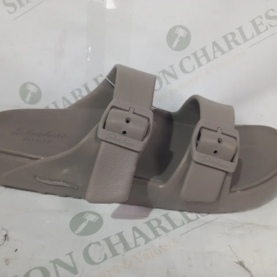 BOXED PAIR OF SKECHERS ARCHFIT OPEN TOE BUCKLE STRAP SANDALS IN GREY UK SIZE 8
