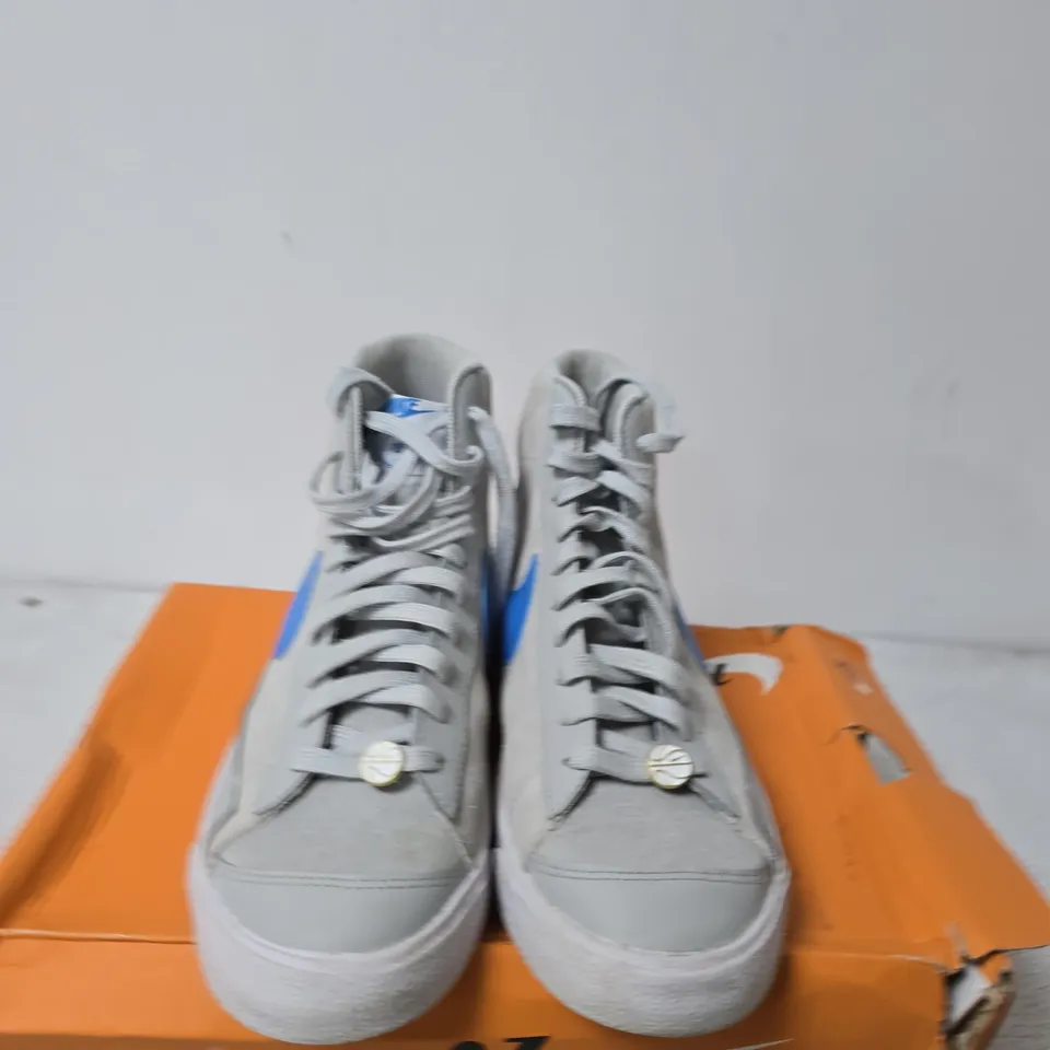 BOXED PAIR OF NIKE BLAZER MID '77 TRAINERS – UK9, GREY/WHITE WITH BLUE SWOOSH