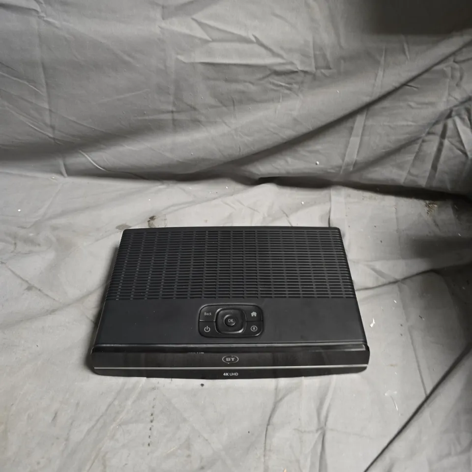 BOX OF APPROXIMATELY 8 ASSORTED ELECTRICAL ITEMS INCLUDING LIGHT FITTING , BT HUB AND BLENDER BASE 