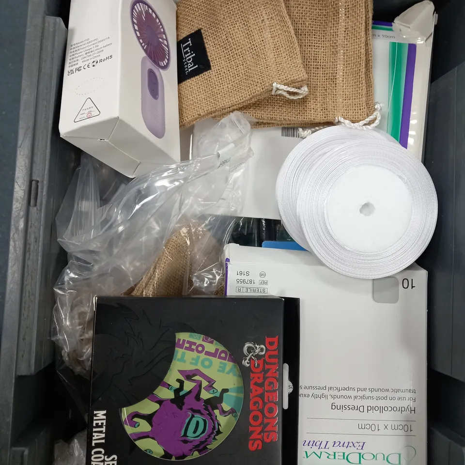BOX OF APPROXIMATELY 10 ASSORTED ITEMS TO INCLUDE - DUNGEONS&DRAGONS COASTERS, MINI FAN, TRIBAL BAGS ETC