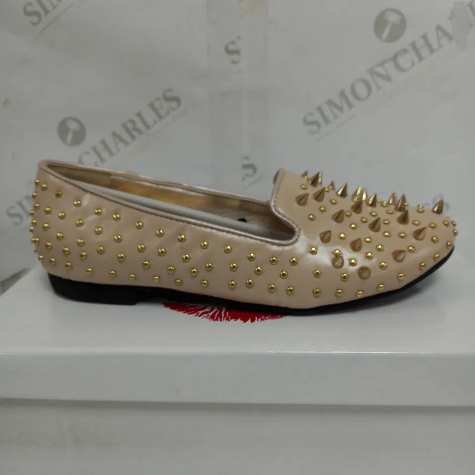 BOX OF APPROXIMATELY 5 ASSORTED PAIRS OF SHOES TO INCLUDE HOTLIPS SPIKED SHOES, CHAMPAGNE HIGH HEELS, PLATFORM SANDALS ETC
