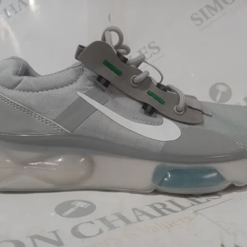 PAIR OF NIKE TRAINERS IN GREY UK SIZE 8