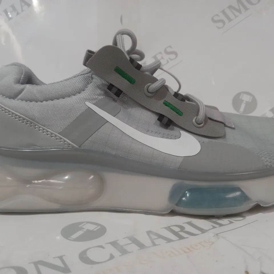 PAIR OF NIKE TRAINERS IN GREY UK SIZE 8