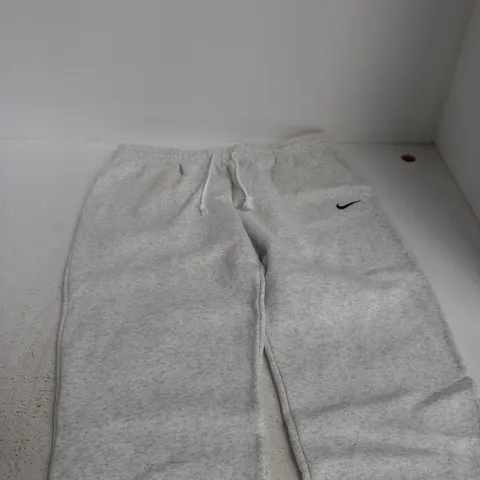 NIKE GREY SWEATPANTS – STANDARD FIT MID RISE FULL LENGTH, UK SIZE XL