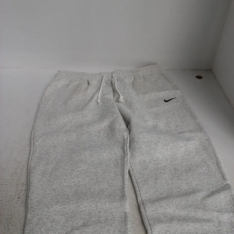NIKE GREY SWEATPANTS – STANDARD FIT MID RISE FULL LENGTH, UK SIZE XL