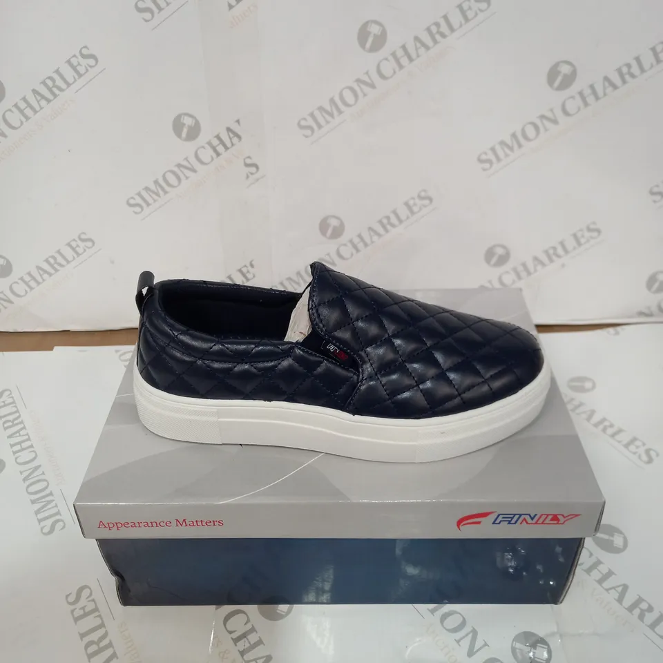 BOXED PAIR OF FINILY QUILTED SLIP ON SHOE'S - BLUE/WHITE, SIZE 5