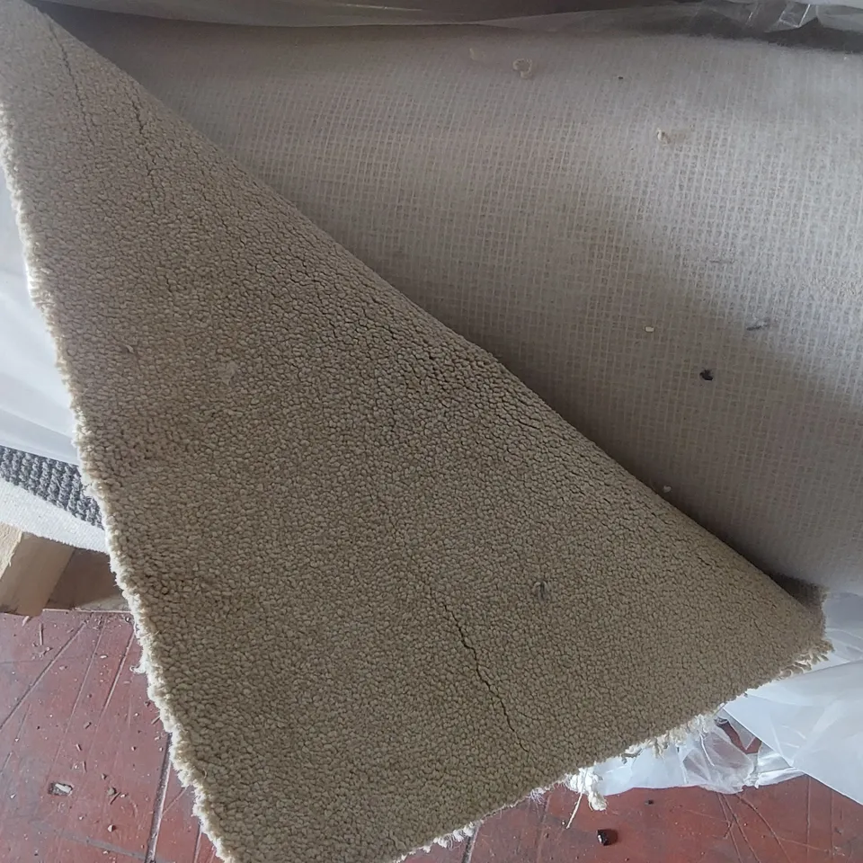 ROLL OF QUALITY HIGHBELI CARPET - APPROXIMATELY 2.5 x 4m