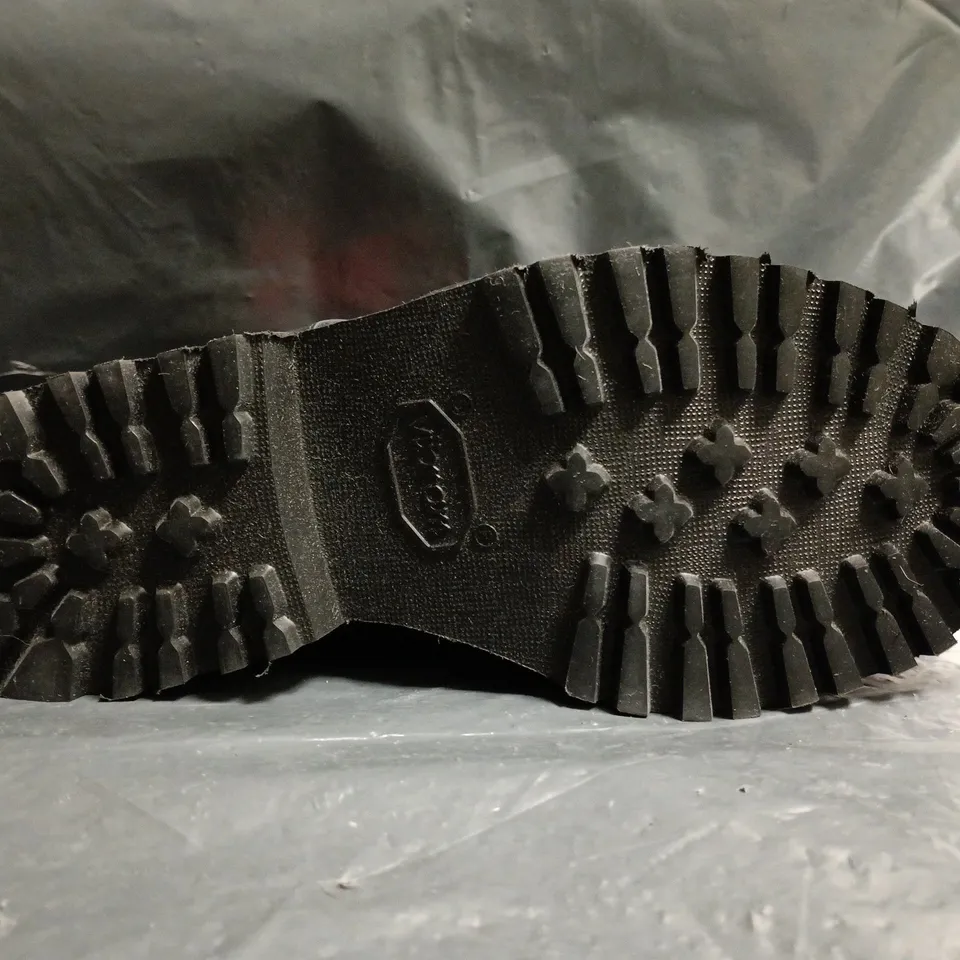 BOXED PAIR OF UNBRANDED SHOES IN BLACK W. ROSE DETAIL SIZE UNSPECIFIED