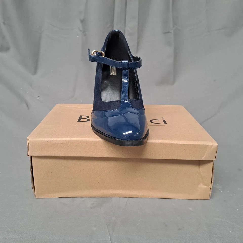 BOXED PAIR OF BELLUCCI POINTED TOE HIGH BLOCK HEELS IN NAVY EU SIZE 36