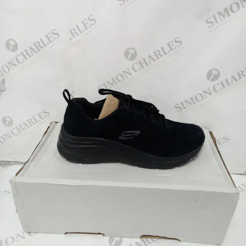 BOXED PAIR OF SIZE 4½ SKECHERS FASHION FIT TRAINER BLACK