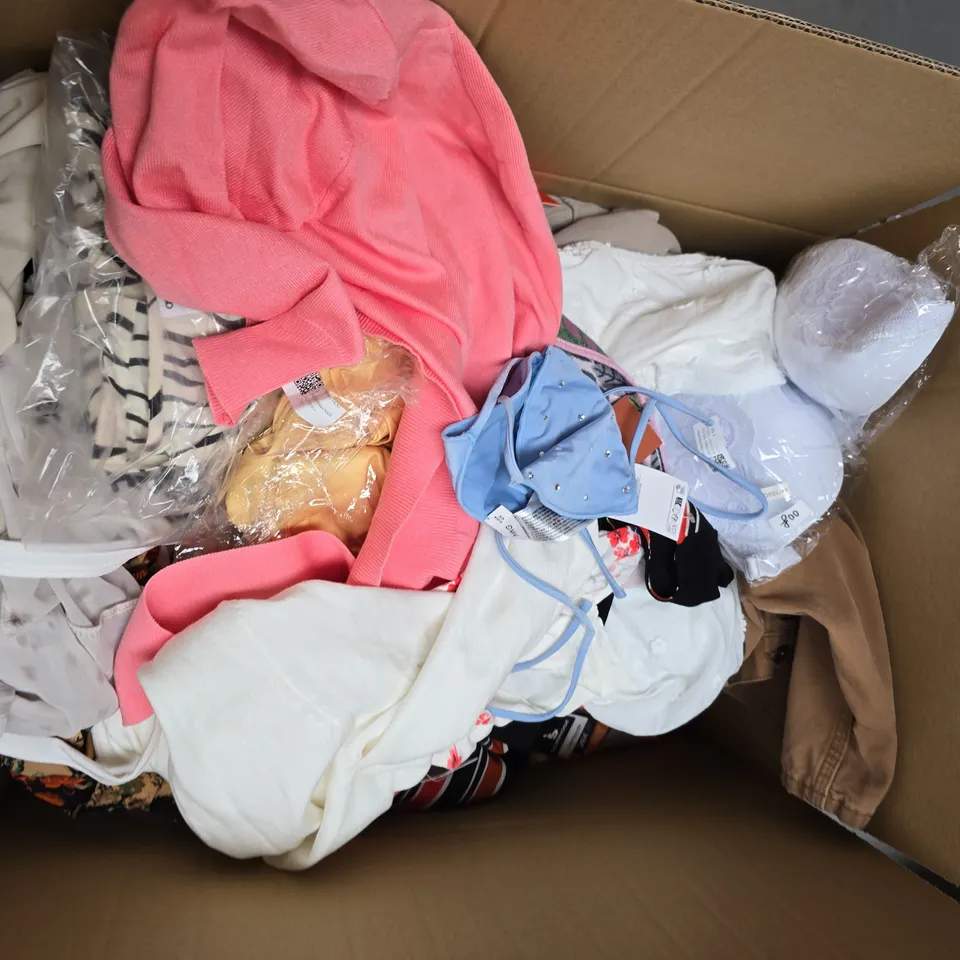 ASSORTED CLOTHING LOT IN BOX – MIXED TOPS, DRESSES & TEXTILES