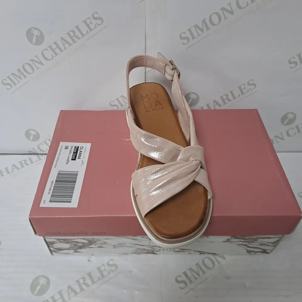 BOXED PAIR OF MODA IN PELLE OLANNA SANDALS IN ROSE GOLD METALLIC SIZE 3