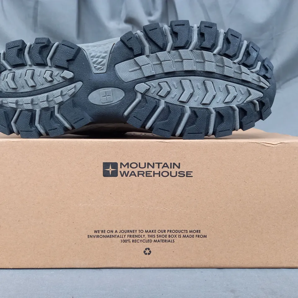 BOXED PAIR OF MOUNTAIN WAREHOUSE MCLEOD WOMEN'S WIDE FIT WALKING SHOES IN LIGHT BROWN/BERRY UK SIZE 7