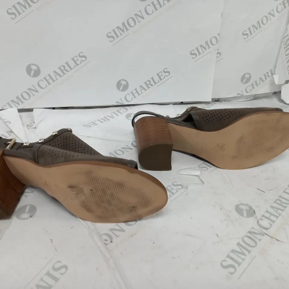 SIZE 7 MARC FISHER LIGHT BROWN SUEDE SANDAL BOXED 