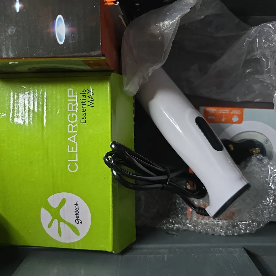 APPROXIMATELY 6 ASSORTED ITEMS TO INCLUDE - SOLAR DECKING LIGHT , HOT GLUE GUN ETC