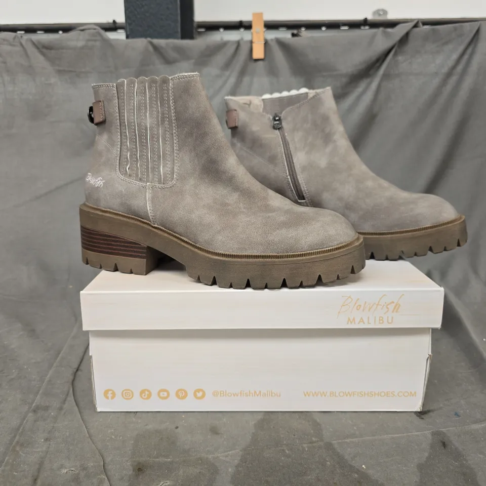 BOXED PAIR OF BLOWFISH MALIBU CHUNKY ANKLE BOOTS IN GREY SIZE UK 7