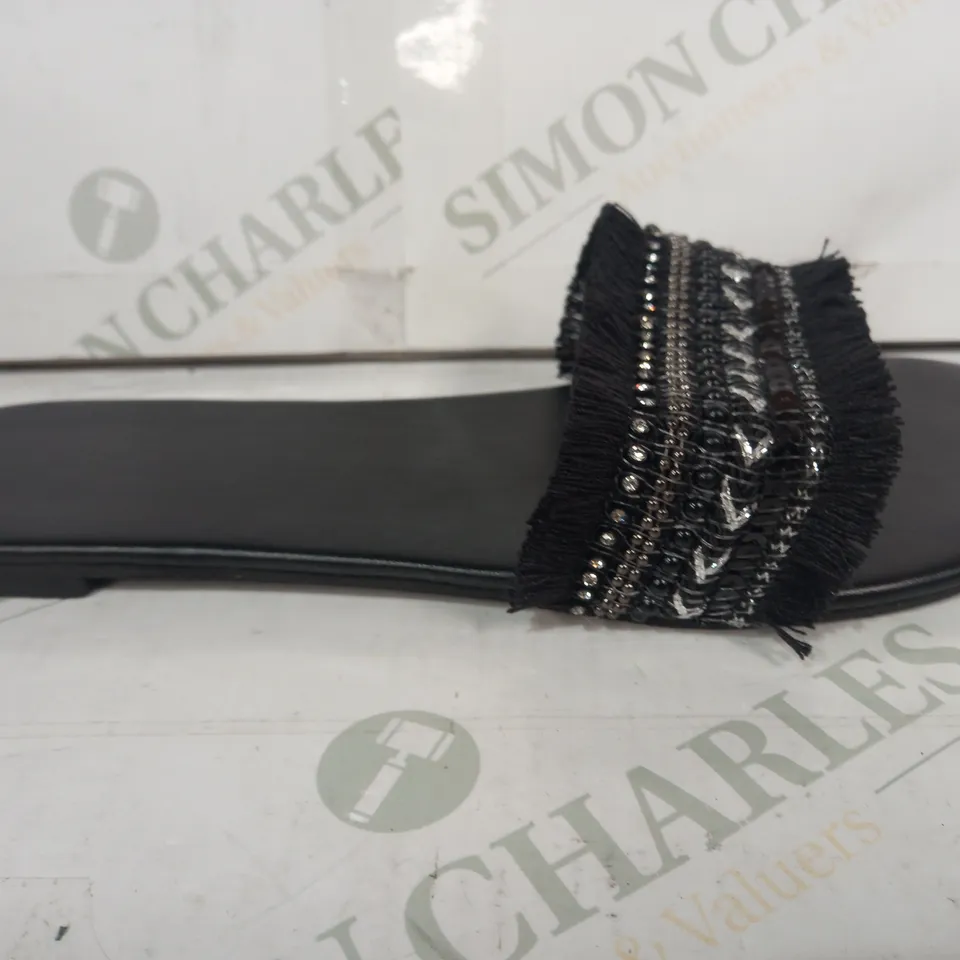 PAIR OF DESIGNER OPEN TOE FLAT SANDALS IN BLACK EU SIZE 42