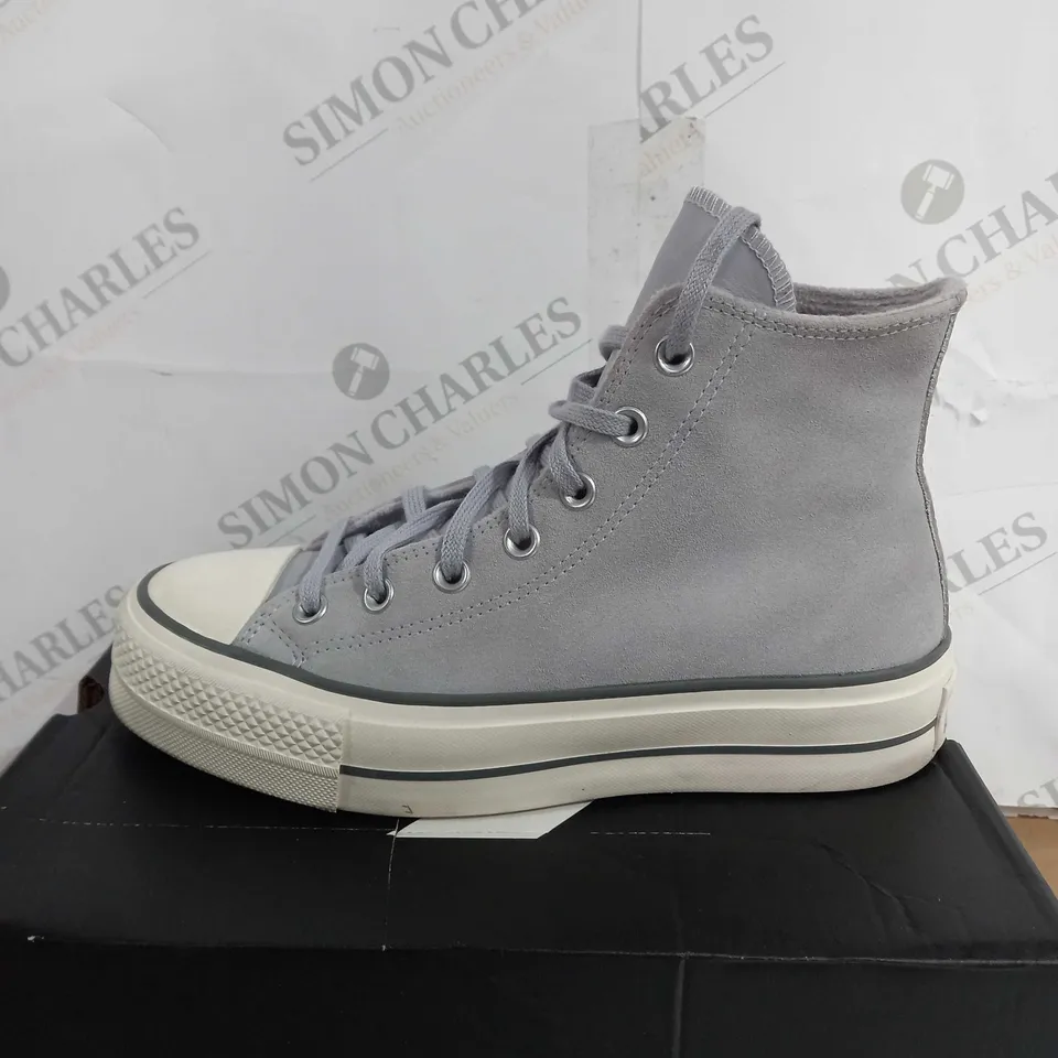 BOXED CONVERSE WOMENS CHUCK TAYLOR ALL STAR LIFT COZY UTILITY SHOES, IRON GREY - SIZE 6 