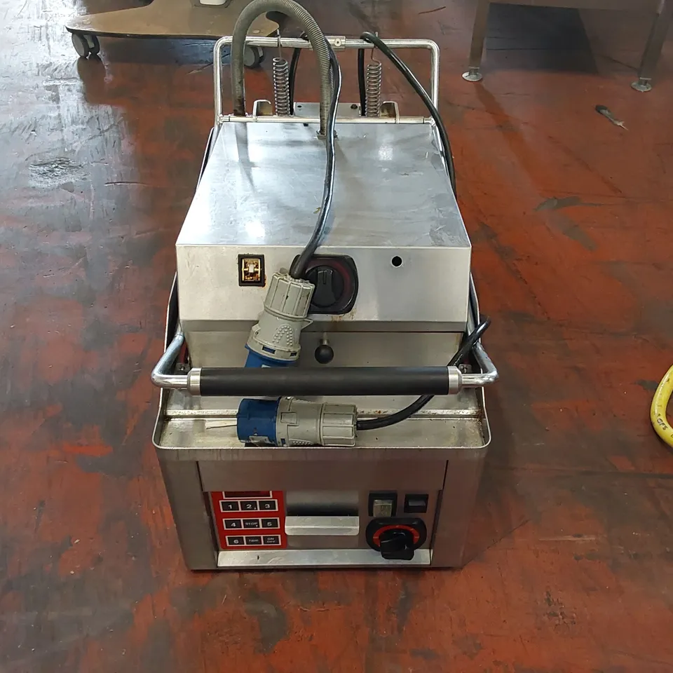 RM GASTRO ELECTRIC CLAM CONTACT GRILL – CHROMED FTHC 30 ED + KD 30 T